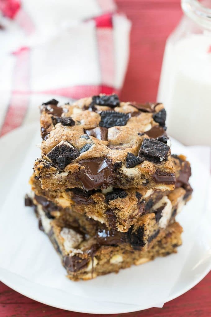 Cookies and Cream Bars Recipe | Oreo Bars | Blondie Recipe #chocolate #oreo #blondies #baking #cookies #fuyos Oreo cookies and cream blondies on a serving plate.