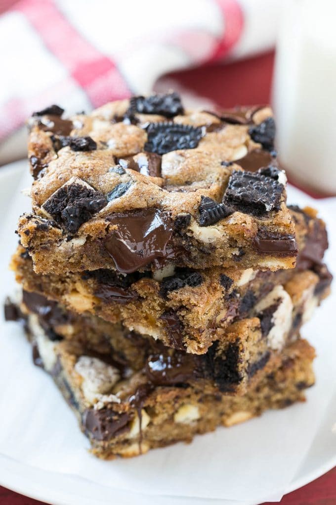 Cookies and Cream Bars Recipe | Oreo Bars | Blondie Recipe #chocolate #oreo #blondies #baking #cookies #fuyos A stack of Oreo bars filled with Oreo cookies and chocolate chunks.