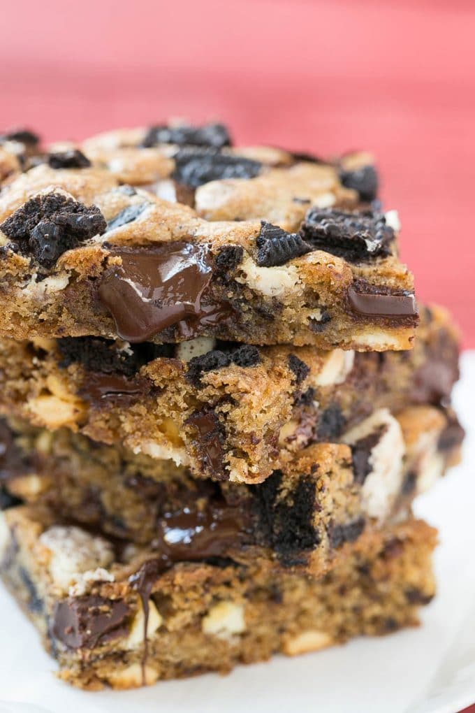 Cookies and Cream Bars Recipe | Oreo Bars | Blondie Recipe #chocolate #oreo #blondies #baking #cookies #fuyos A stack of blondies filled with chocolate chunks and chopped cookies.