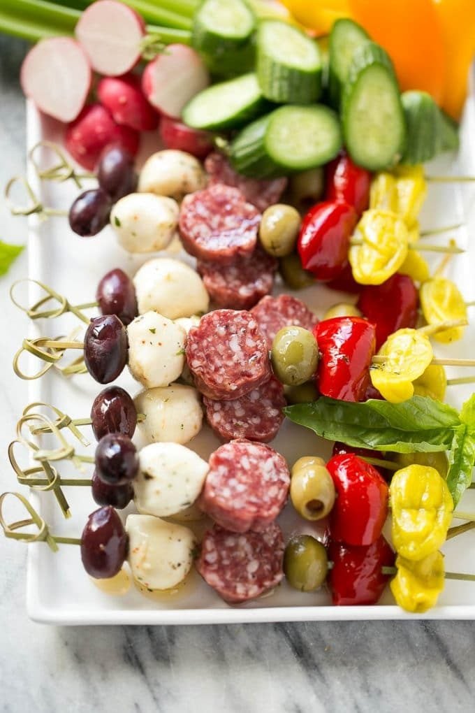 Antipasto Skewers Recipe | Easy Antipasto | Best Antipasto #antipasto #skewers #appetizer #fuyos A tray of antipasto kabobs with meat, olives and vegetables.