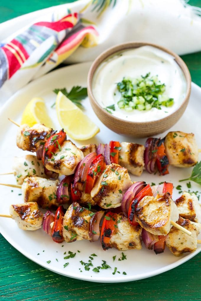 Greek Chicken Kabobs | Grilled Chicken Kabobs | Healthy Chicken Recipe | Greek Chicken #greekfood #chicken #grilling #grilledchicken #kabobs #dinner #fuyos Greek chicken kabobs with vegetables, served with yogurt sauce.