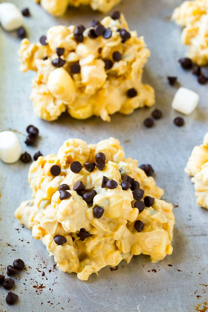 Avalanche Cookies Recipe | No Bake Cookie Recipe | Easy Cookie Recipe | Avalanche Bark #bark #avalanche #avalanchecookies #cookies #nobakecookies #nobake #dessert #fuyos No bake avalanche cookies made with marshmallows, peanut butter and white chocolate.