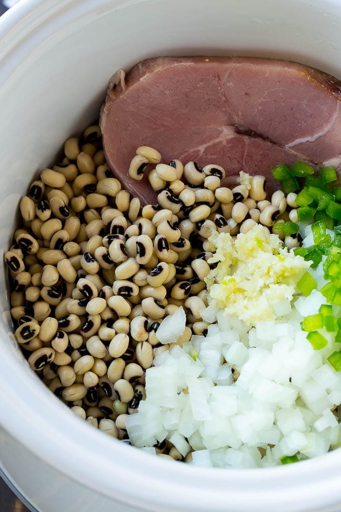 Slow Cooker Black Eyed Peas Recipe | Crock Pot Black Eyed Peas | Southern Black Eyed Peas | Black Eyed Peas with Ham | Black Eyed Peas with Sausage #blackeyedpeas #slowcooker #crockpot #sausage #newyears #dinner #fuyos Ingredients for slow cooker black eyed peas with ham.