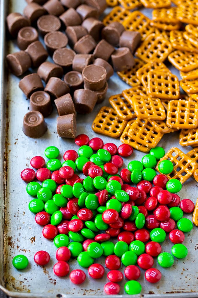 Rolo Pretzels Recipe | Chocolate Pretzels | Caramel Pretzels | Holiday Candy #christmas #baking #dessert #candy #chocolate #caramel #pretzels #fuyos M&M's, pretzels and Rolo candies.