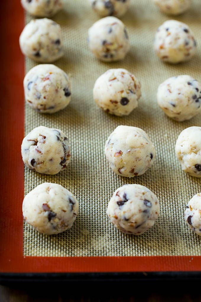 Snowball Cookies Recipe | Mexican Wedding Cookies | Russian Tea Cakes #cookies #pecan #chocolate #baking #dessert #christmas #fuyos Balls of dough ready to be baked.