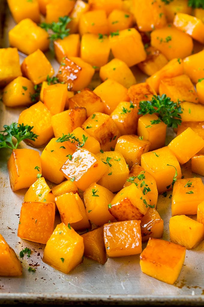 Roasted Butternut Squash Recipe | Baked Butternut Squash | Butternut Squash Side Dish #butternutsquash #squash #fall #vegetarian #dinner #fuyos Roasted butternut squash with brown sugar and maple syrup, garnished with chopped parsley.