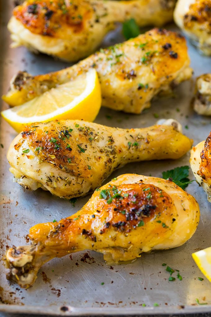 Baked Chicken Drumsticks Recipe | Roasted Chicken Drumsticks | Garlic and Herb Chicken #dinner #chicken #garlic #glutenfree #lowcarb #keto #cleaneating #fuyos Baked chicken drumsticks flavored with garlic and herbs, then garnished with lemon wedges and parsley.