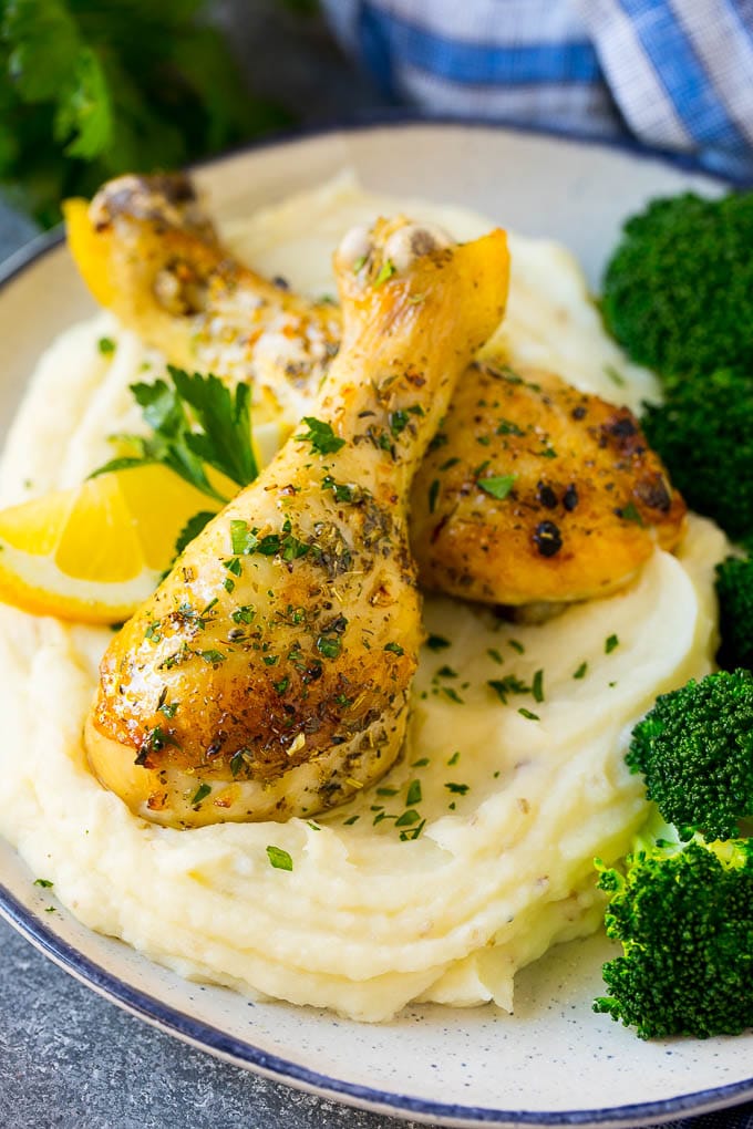 Baked Chicken Drumsticks Recipe | Roasted Chicken Drumsticks | Garlic and Herb Chicken #dinner #chicken #garlic #glutenfree #lowcarb #keto #cleaneating #fuyos Baked chicken drumsticks served with mashed potatoes and broccoli.