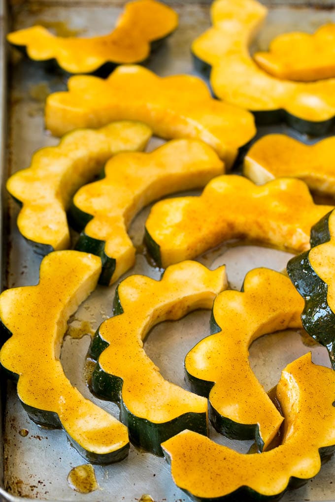 Roasted Acorn Squash | Acorn Squash Recipe #squash #winter #sidedish #dinner #fuyos Acorn squash coated in a mixture of sugar, olive oil and seasonings.