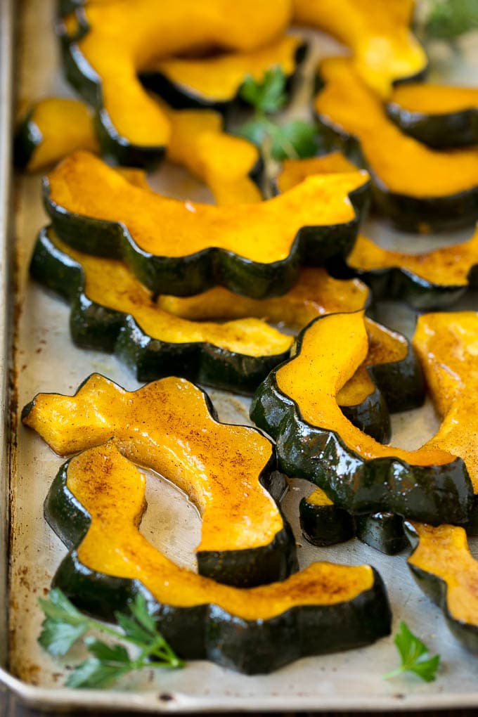 Roasted Acorn Squash | Acorn Squash Recipe #squash #winter #sidedish #dinner #fuyos Roasted acorn squash garnished with fresh parsley.