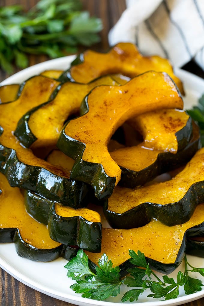 Roasted Acorn Squash | Acorn Squash Recipe #squash #winter #sidedish #dinner #fuyos A serving plate of roasted acorn squash.