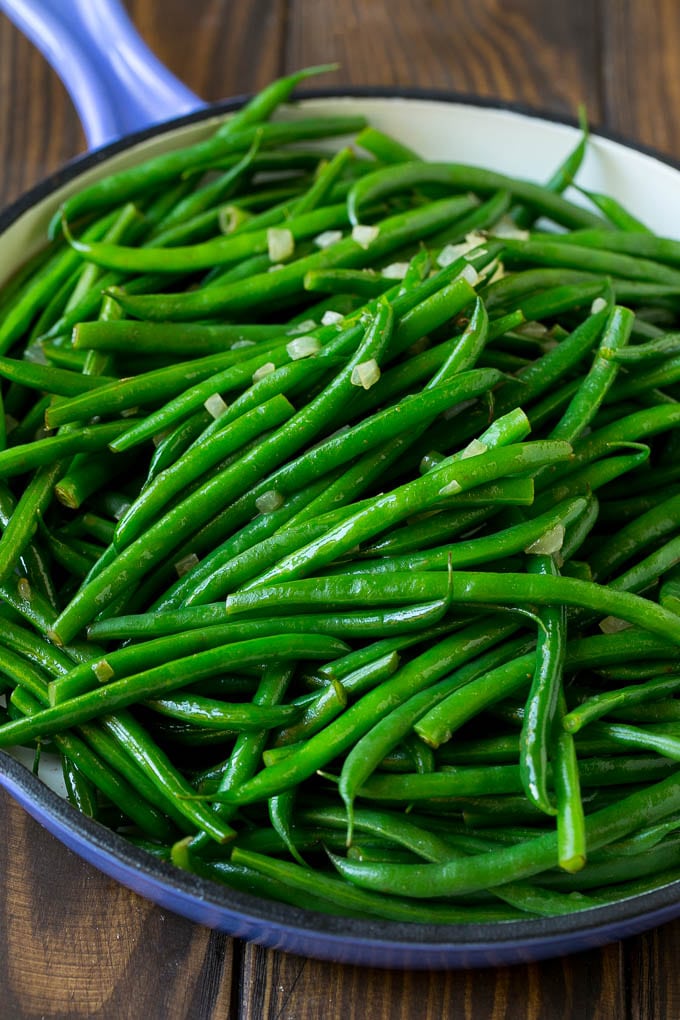 Green Beans with Bacon Recipe | Bacon Green Beans #bacon #greenbeans #sidedish #thanksgiving #veggies #dinner #fuyos Cooked green beans tossed with diced onion.
