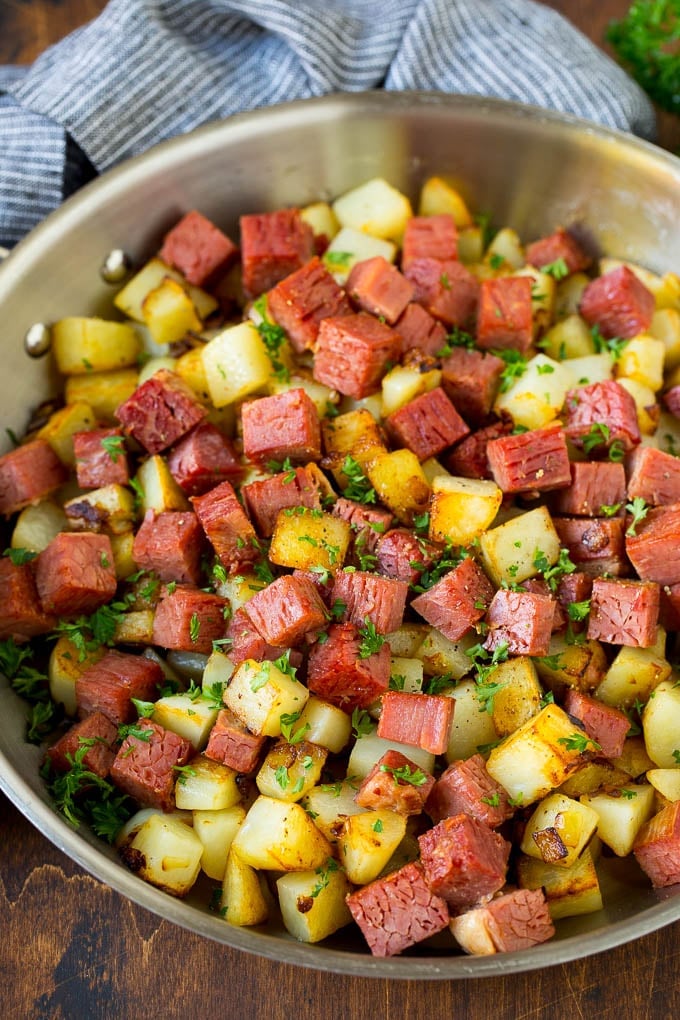 Corned Beef Hash Recipe #hash #cornedbeef #stpatricksday #breakfast #brunch #potatoes #fuyos Corned beef hash with potatoes, onions and fresh herbs.