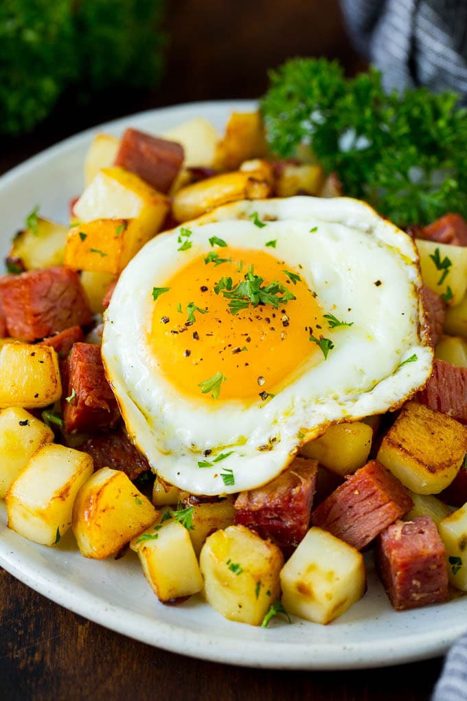Corned Beef Hash Recipe #hash #cornedbeef #stpatricksday #breakfast #brunch #potatoes #fuyos A plate of corned beef hash topped with a fried egg.