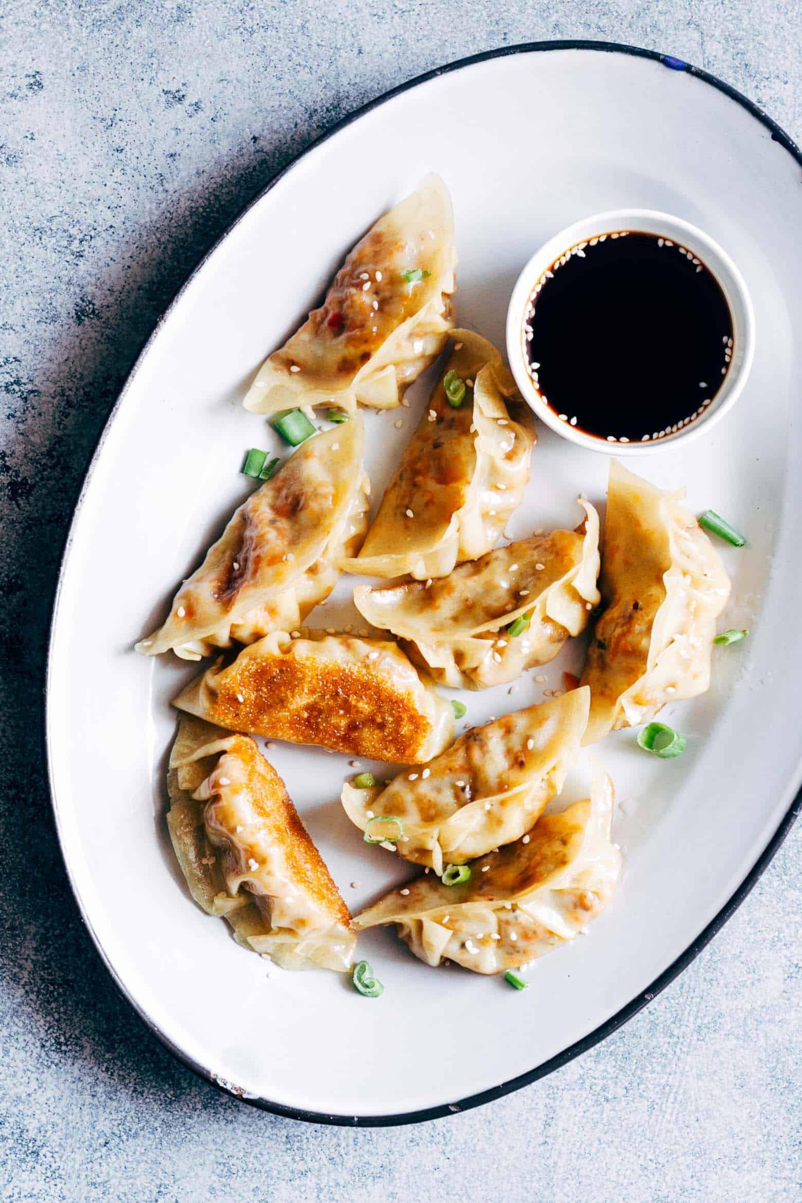 Gyoza Vegetariani con Carote e Paneer 2 Gyoza vegetariani ripieni di carote, funghi shiitake e paneer, con istruzioni passo-passo per prepararli a casa.