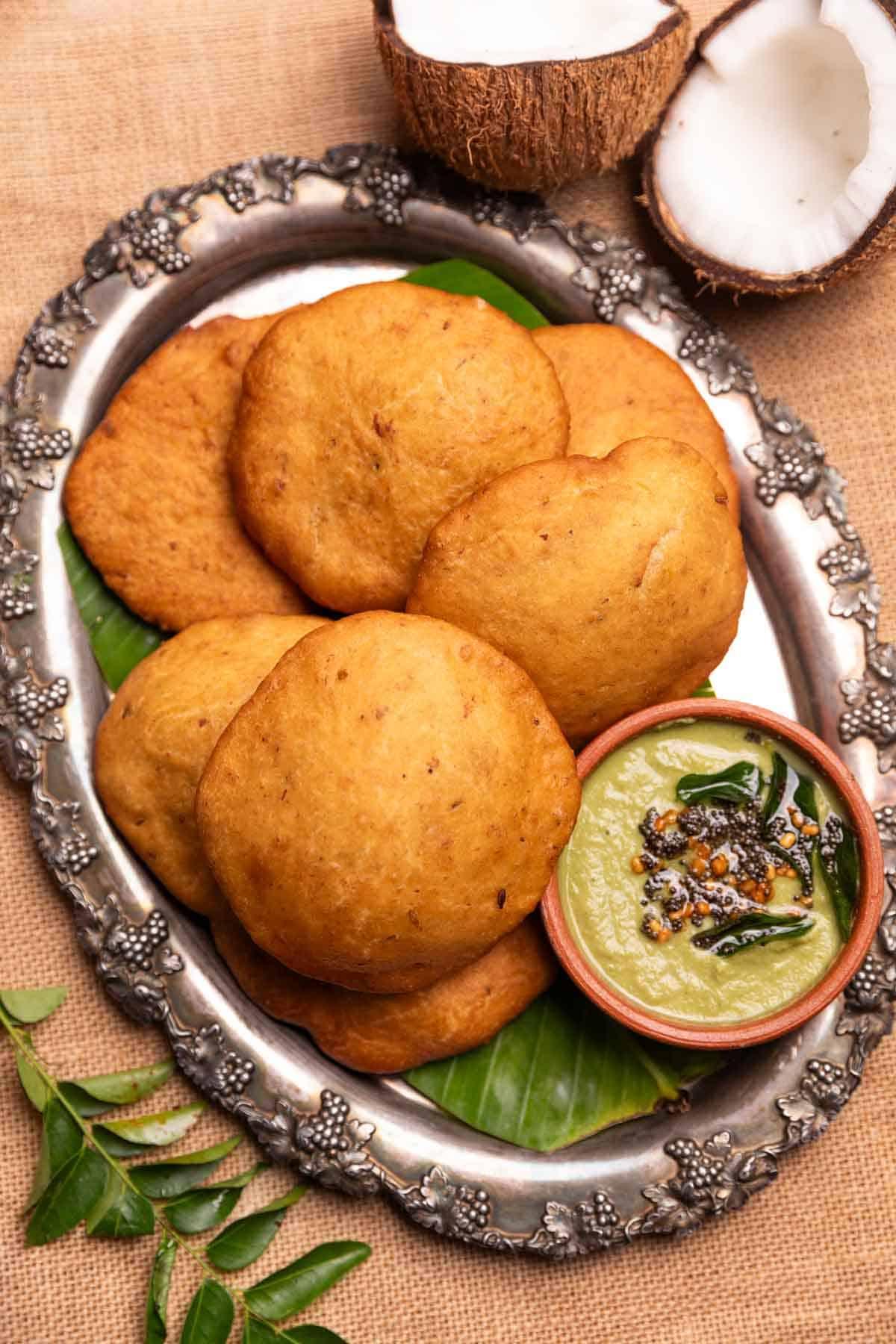 **Brioche di Mangalore | Brioche alla Banana** 2 Mangalore Buns su un piatto, accompagnati da chutney di cocco