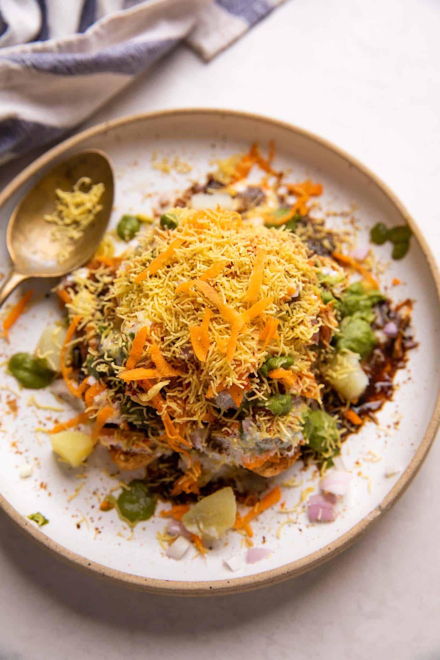 Pane Chaat 2 Pane Chaat servito su un piatto bianco con un cucchiaio a lato