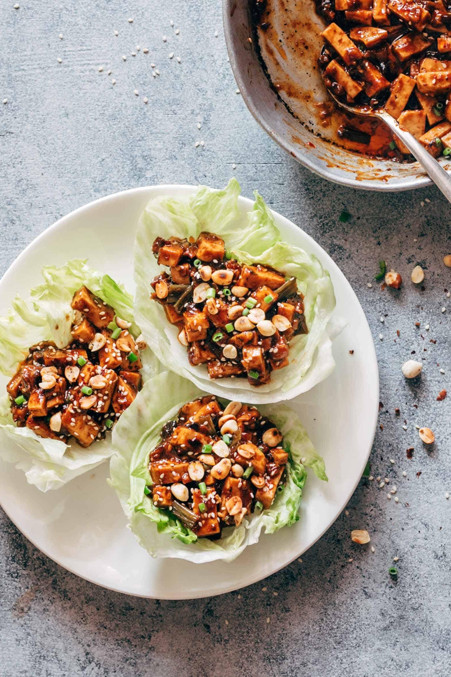 **Involtini di Lattuga con Mapo Tofu Vegetariano (Vegano, Senza Glutine)** 2 Queste coppette di lattuga al Mapo Tofu vegetariano fungono sia da antipasto che da cena e utilizzano funghi shiitake al posto del maiale per lo stesso ottimo sapore! Anche vegano e senza glutine.