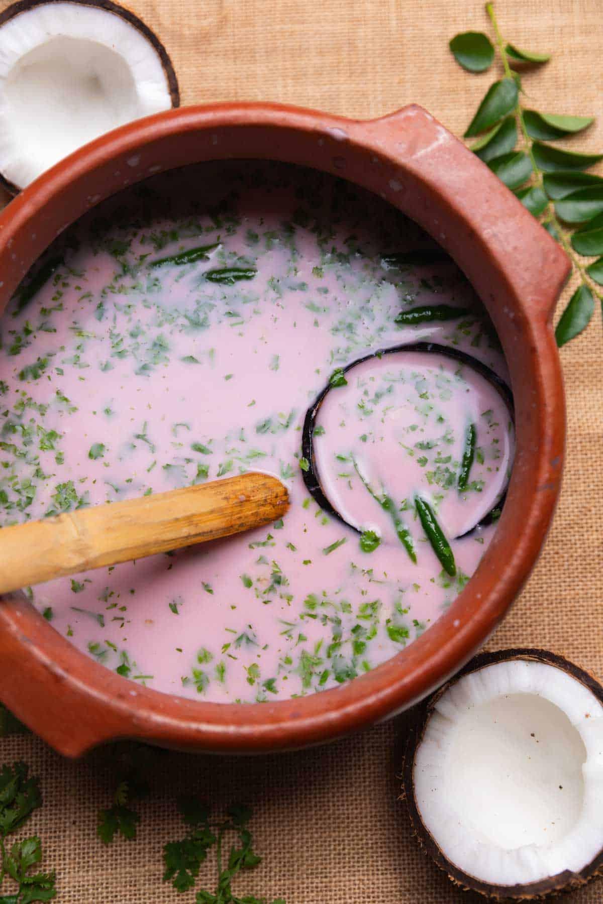 Sol Kadhi | Curry di Kokum 2 Sol Kadhi in una grande ciotola di terracotta con mestolo, pronto per essere servito