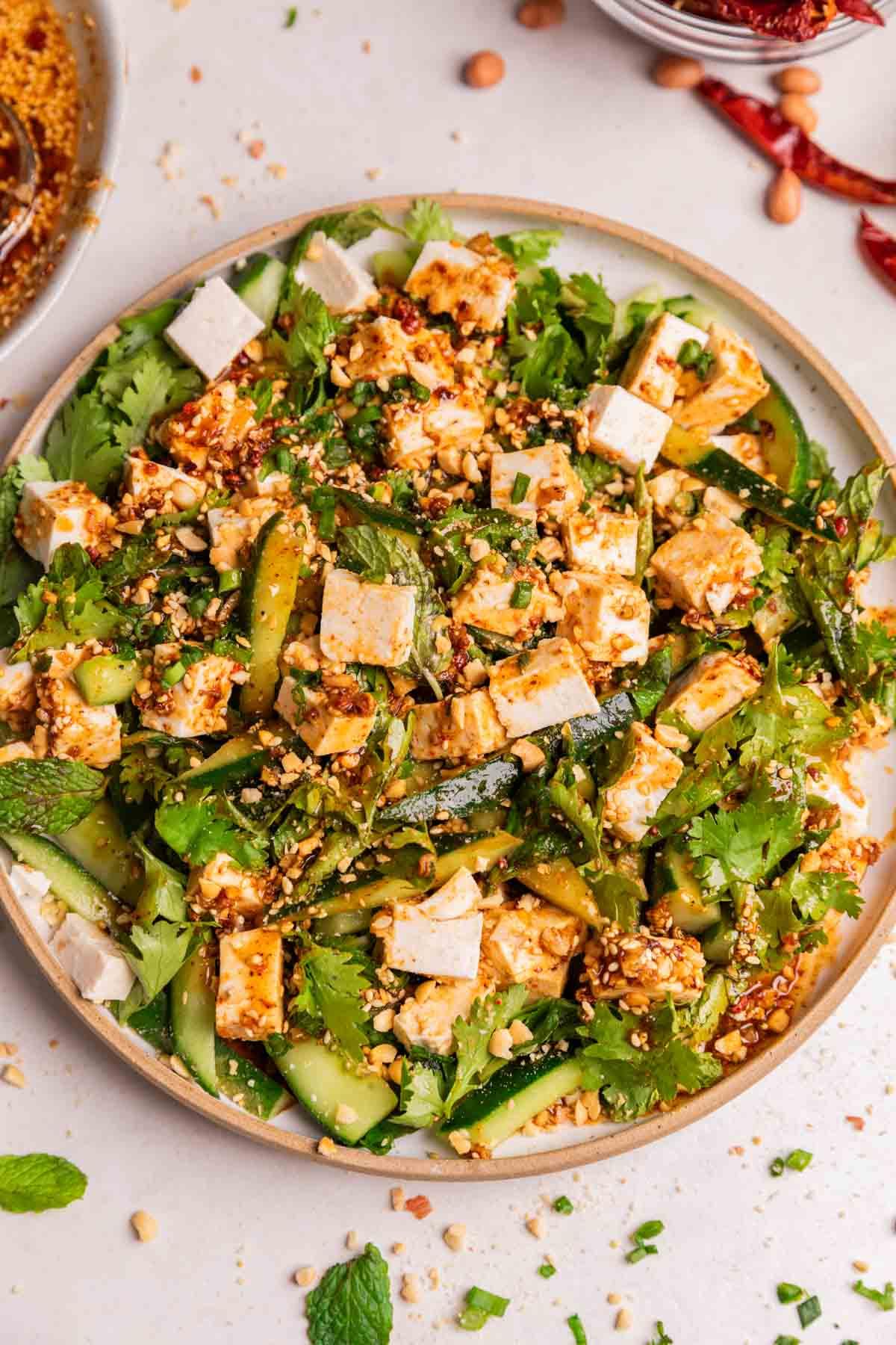 Insalata Asiatica di Cetrioli con Tofu 2 Asian cucumber salad served on a white platter ready to be eaten