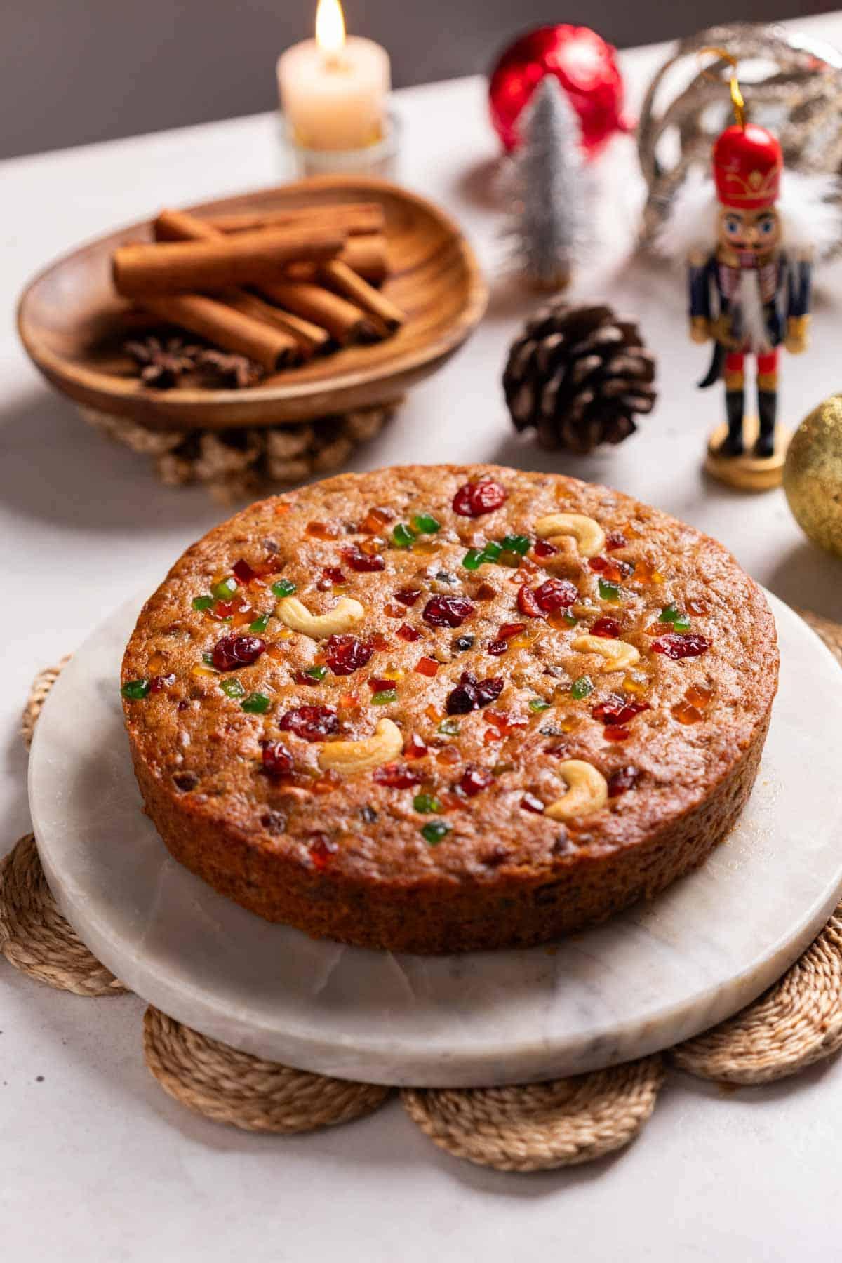 Plumcake Senza Uova 2 Immagine di una torta di prugne senza uova appena sfornata e intera, splendidamente dorata, pronta per essere tagliata e servita.