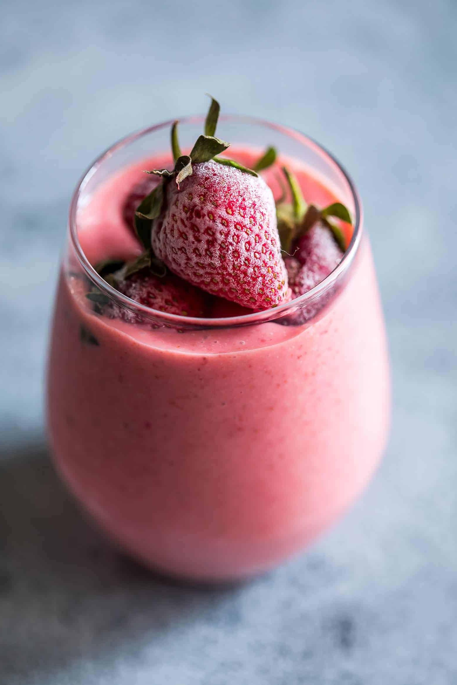 **Frullato di Fragole Congelate e Yogurt Greco (Colazione in 10 minuti)** 2 Frullato di fragole ghiacciate e yogurt greco: denso, cremoso e assolutamente delizioso! Questo frullato di fragole con yogurt è la colazione perfetta ricca di proteine e nutrienti, pronta in 10 minuti per le giornate intense.