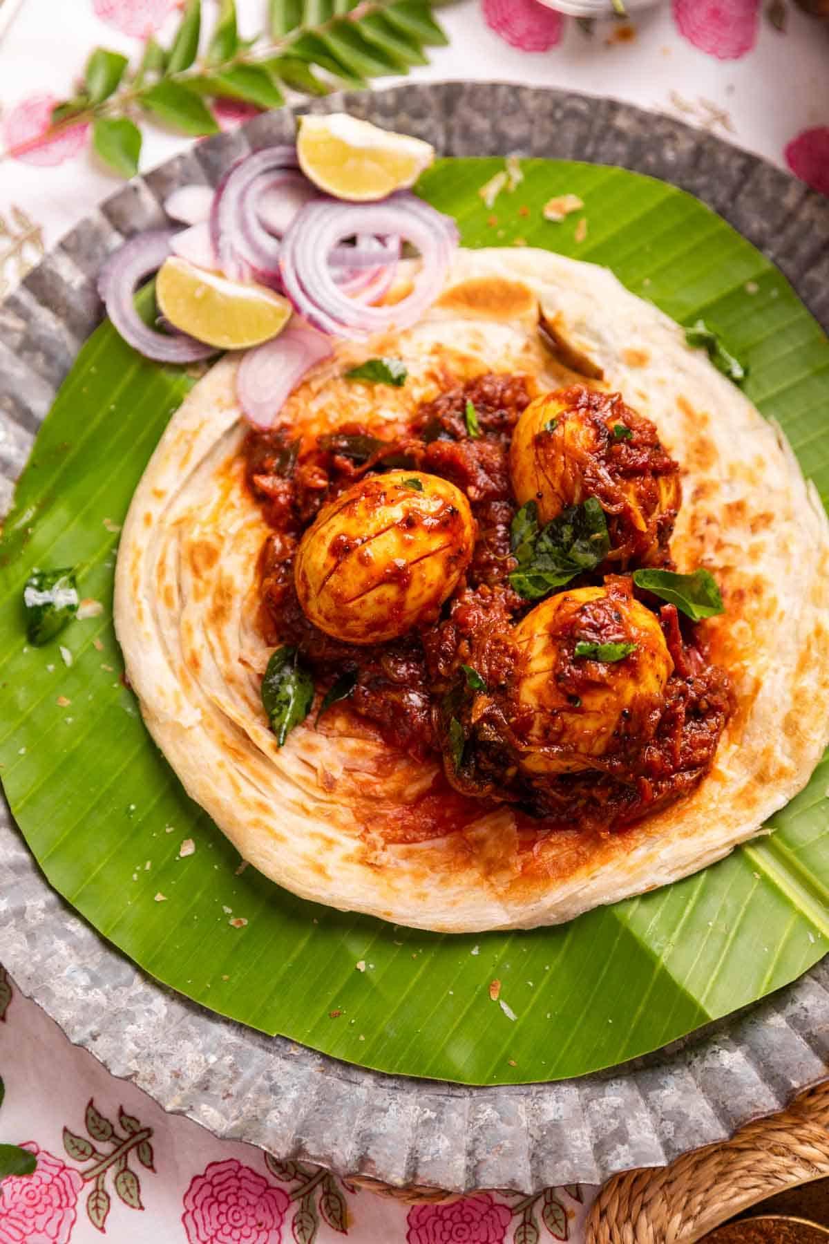 Arrosto di Uova del Kerala | Mutta Arrosto 2 Kerala Egg Roast servito su Malabar Parotta con contorni