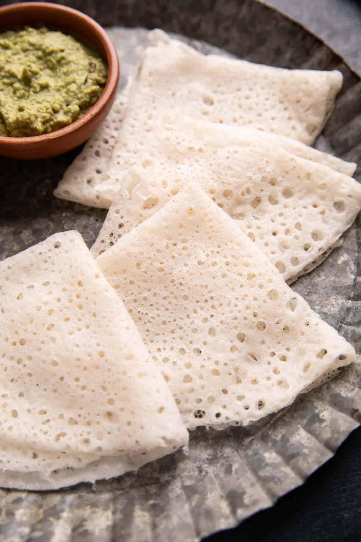 Neer Dosa | Crepes di Riso Merlettate 2 Close up of neer dosa served on a plate