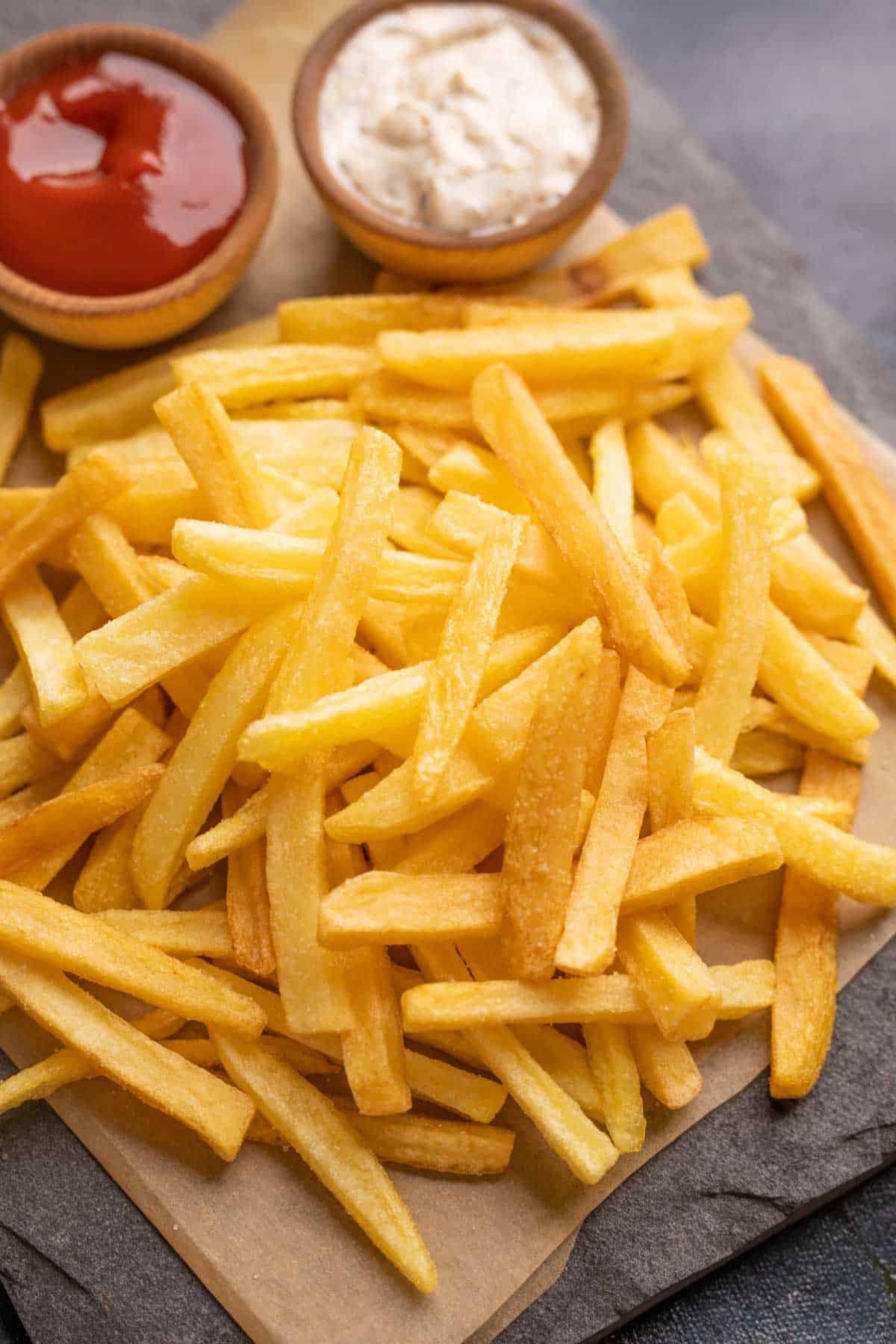 Patatine Fritte Perfette 2 Piatto di patatine fritte servite con maionese e ketchup