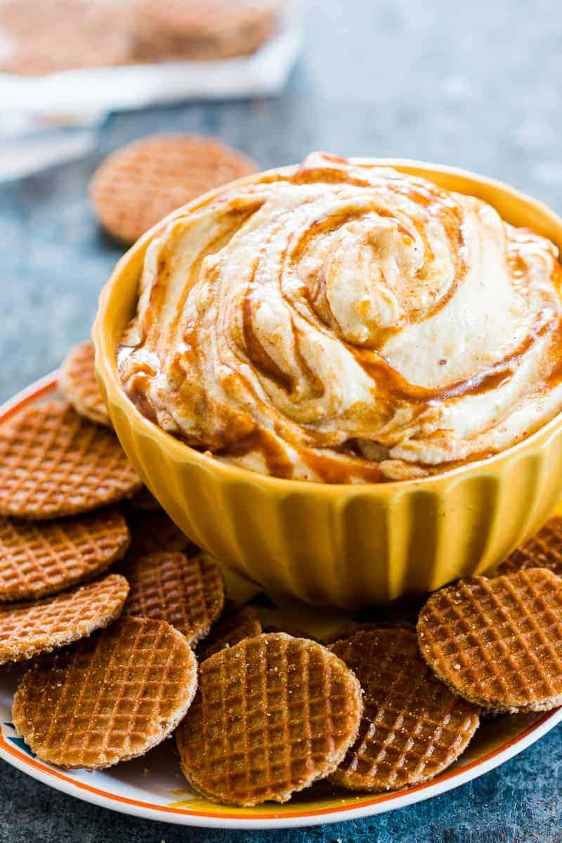 Crema di Cheesecake alla Zucca e Caramello 2 Questo dip di cheesecake alla zucca e caramello è facilissimo da preparare e rappresenta l'antipasto o il dessert autunnale perfetto per le feste. Utilizziamo panna montata fresca invece della Cool Whip per un maggiore volume e un sapore autentico. Meno ingredienti trasformati significano anche una scelta leggermente più salutare. Servitelo con cracker Graham o, come abbiamo fatto noi, con piccoli waffle!