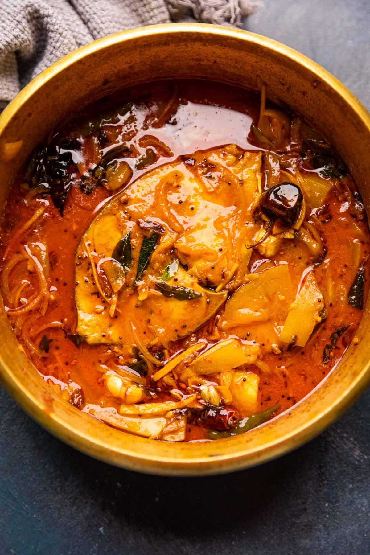 Curry di Pesce al Mango Verde (Curry di Pesce di Alleppey) 2 Curry di Pesce al Mango Verde servito in un vaso di ottone in cui è stato cucinato