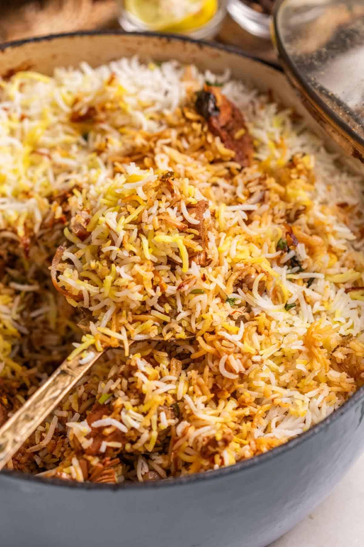 Biryani di Jackfruit | Biryani di Kathal 2 biryani di jackfruit in una handi con mestolo
