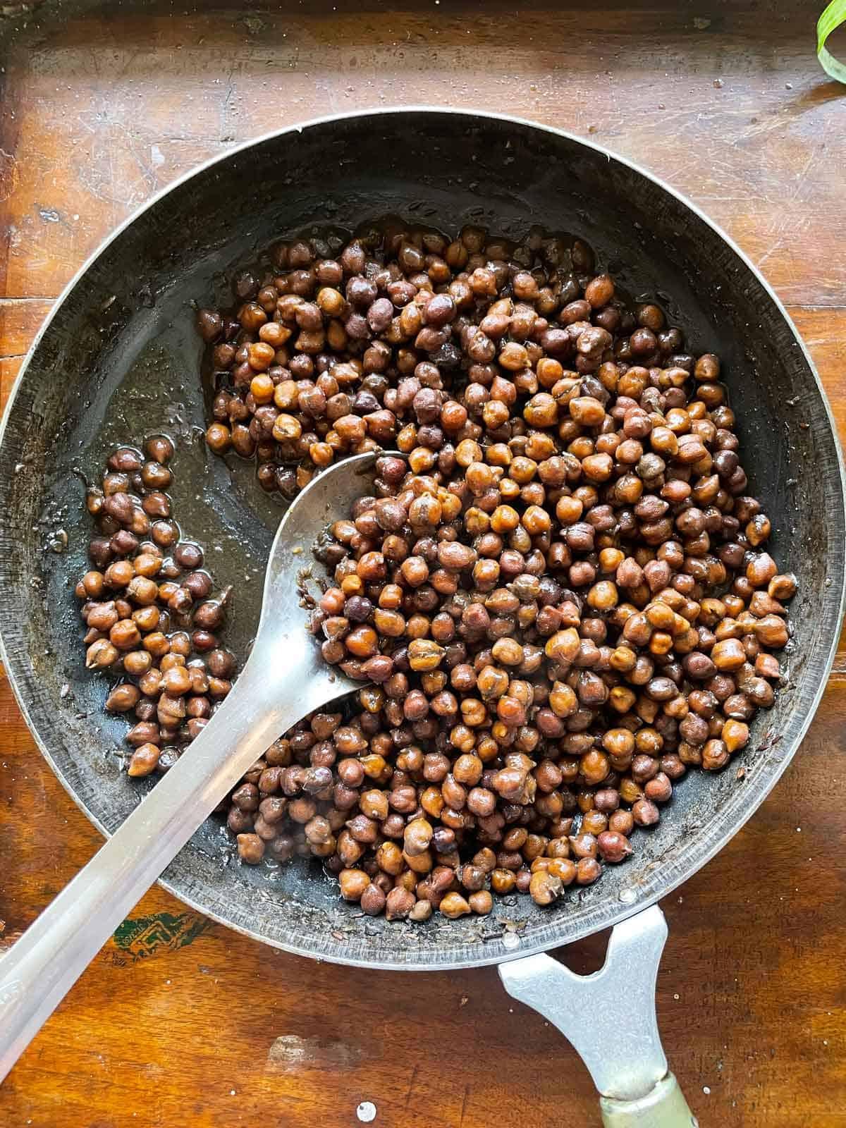 **Ceci neri secchi** 2 Kala chana in una padella di ferro in cui è stato cucinato