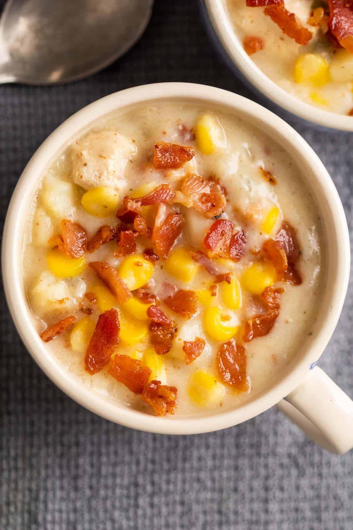 Zuppa Densa di Pollo, Patate e Mais con Pancetta (Ricetta per Pentola a Pressione) 2 Immagine di una zuppa di mais, pollo e patate chowder servita in una ciotola con pancetta croccante tritata sopra