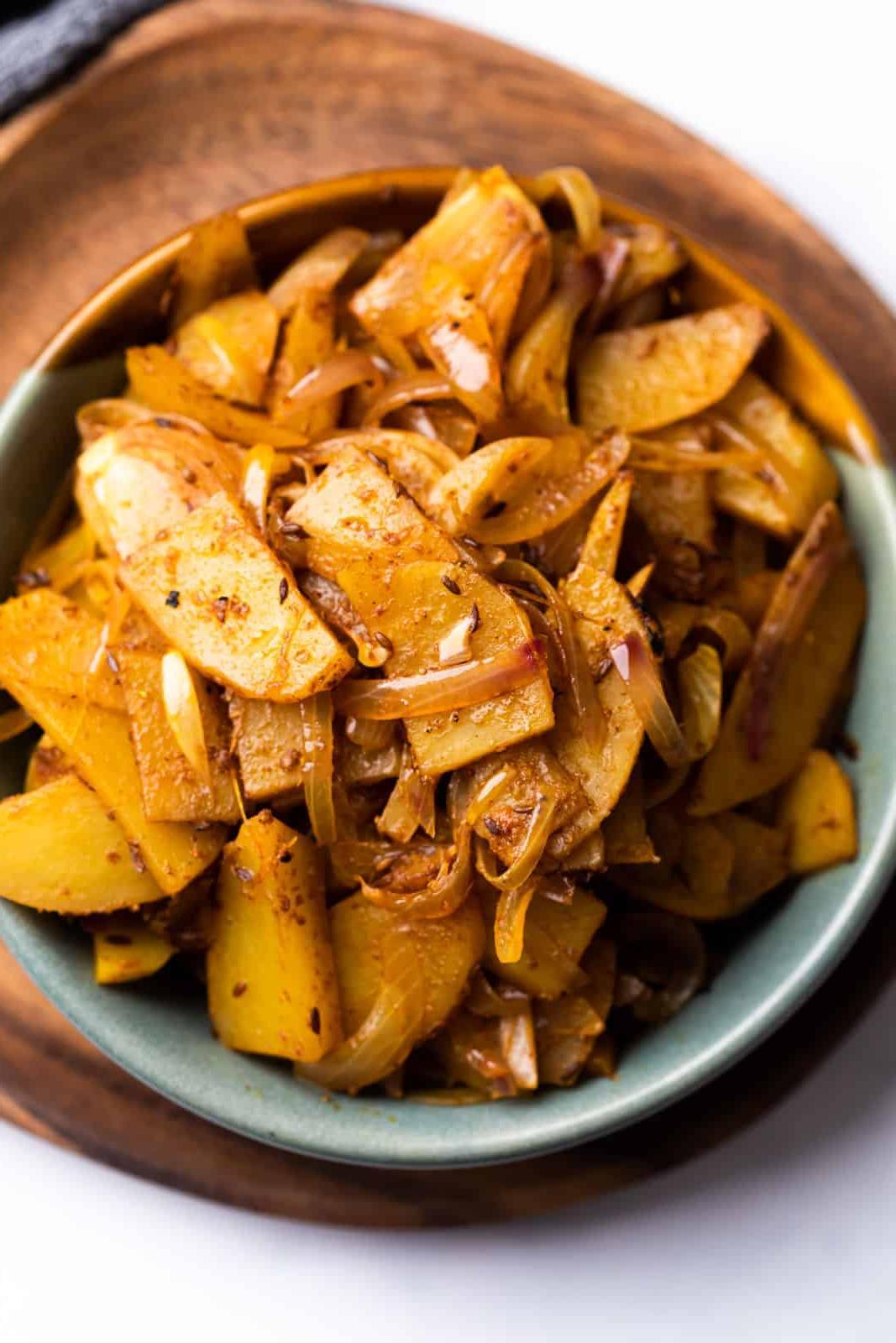 Patate e Cipolle Saltate Veloci 2 Aloo pyaz sabzi veloce servita in una ciotola