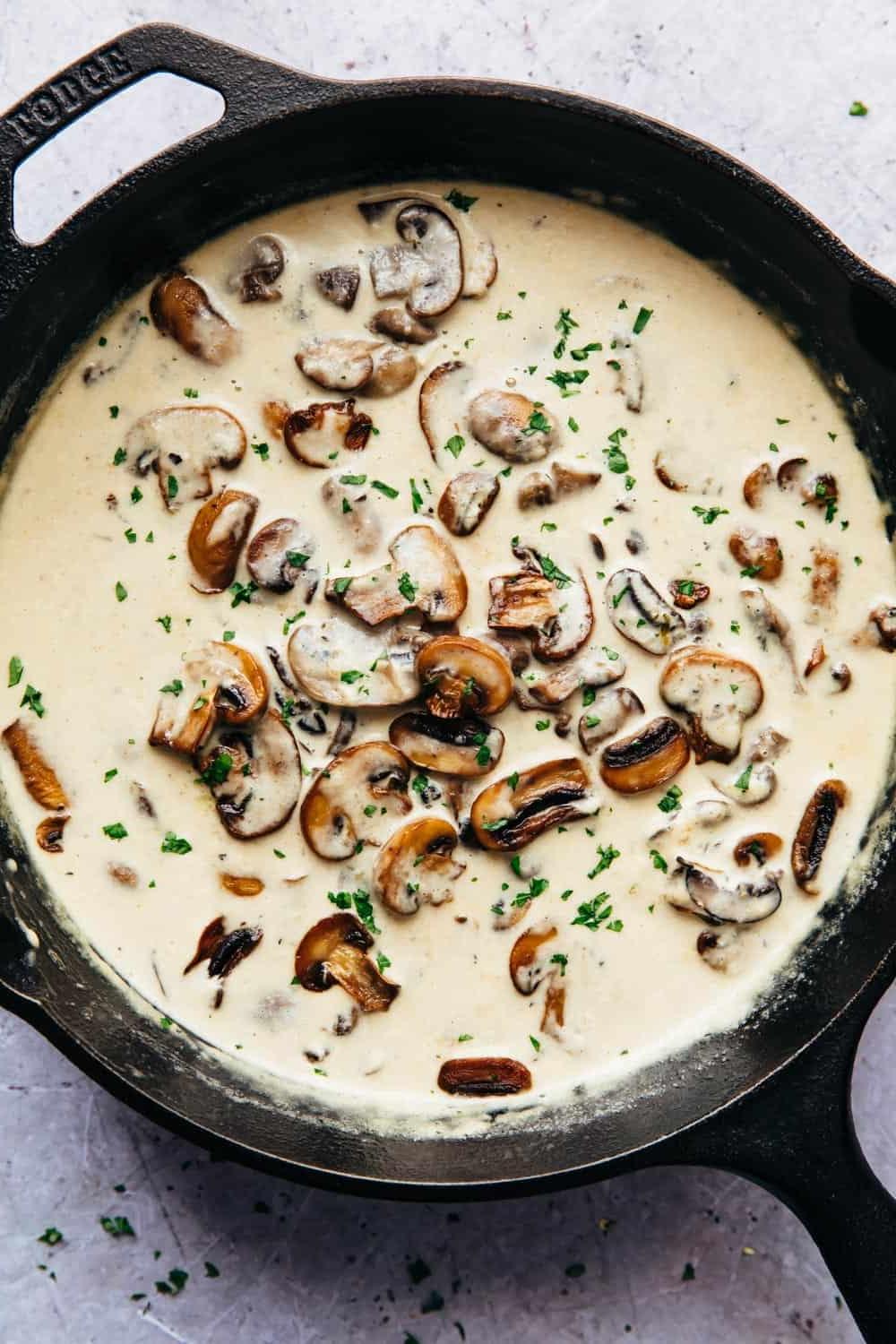 Salsa Cremosa ai Funghi e Parmigiano 2 Salsa cremosa ai funghi e parmigiano nella padella, pronta per essere servita