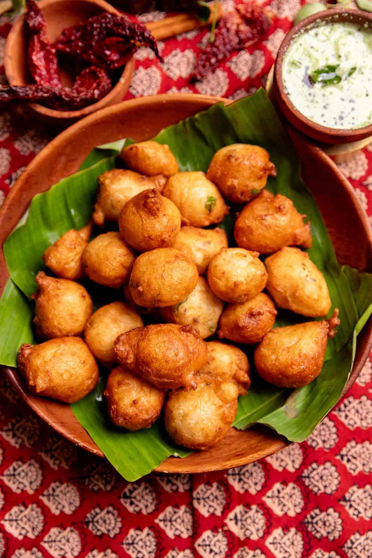 **Frittelle tonde** 2 Goli Bajji dorate e croccanti, pronte per essere gustate
