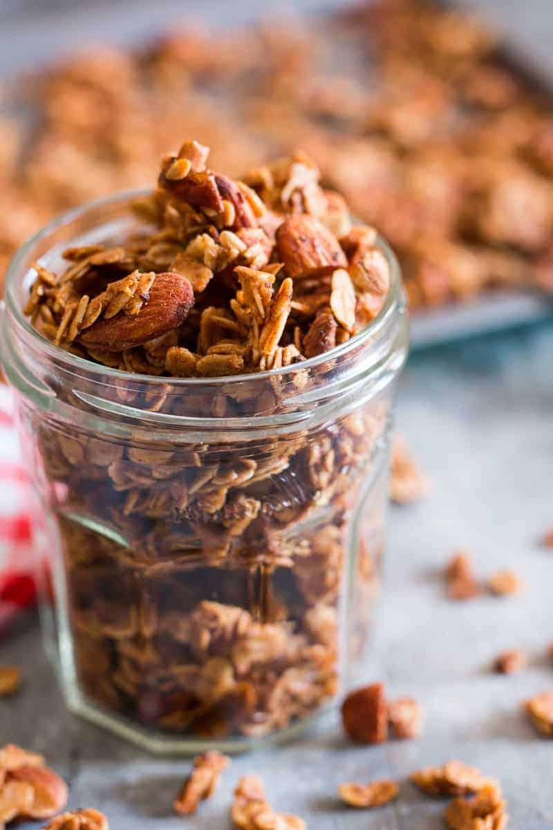 Granola di mele facile da preparare con mele fresche, croccante e deliziosa. Perfetta per colazione o come snack salutare. Ideale per l'autunno e l'inverno.