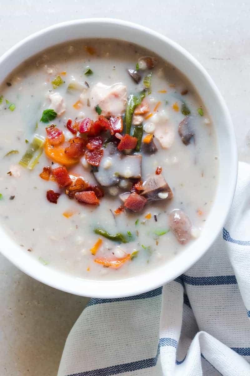 Zuppa Cremosa di Pollo e Orzo a Cottura Lenta 2 Questa zuppa cremosa di pollo e orzo, preparata nella slow cooker, è un'alternativa più sana e sostanziosa ai piatti tradizionali a base di riso o pasta. È incredibilmente facile da realizzare, utilizza ingredienti semplici e integrali ed è l'ideale per la tua pentola a cottura lenta. Un vero comfort food! Squisita!