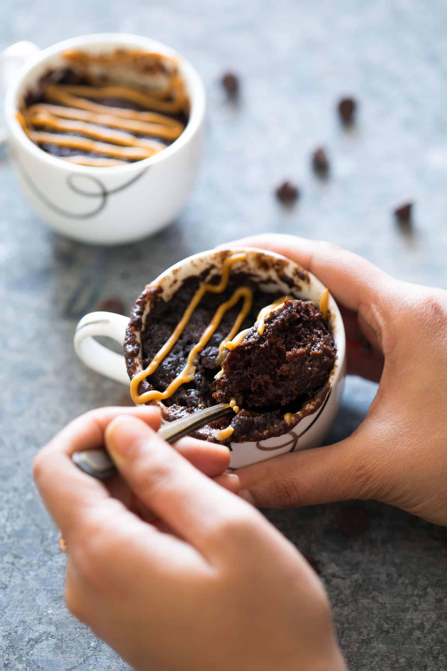 Torta in tazza monoporzione senza uova con banana, cioccolato e burro di arachidi, la ricetta migliore, morbida e umida, pronta in meno di 5 minuti e solo con il microonde!