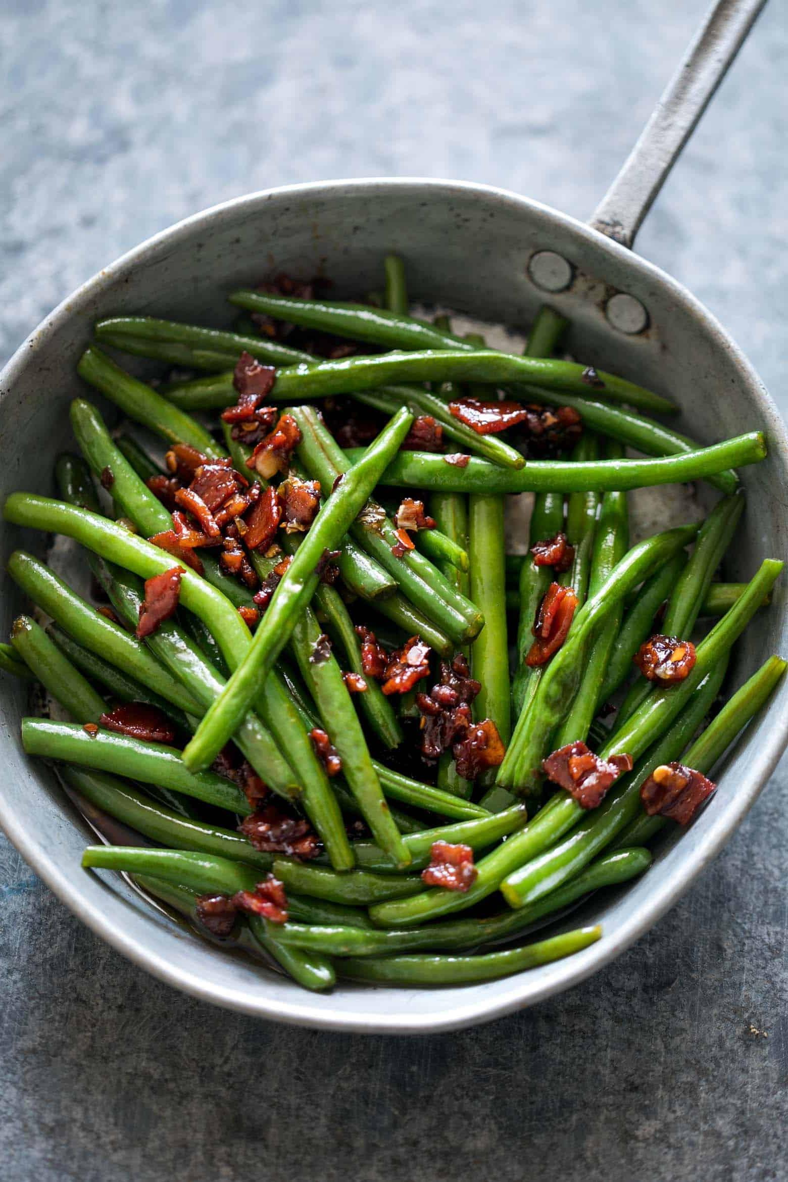 Fagiolini Saltati con Pancetta Croccante, Aglio e Zucchero di Canna: un contorno incredibilmente delizioso, dolce, aromatico con pezzetti di pancetta candita. Tutti chiederanno il bis!