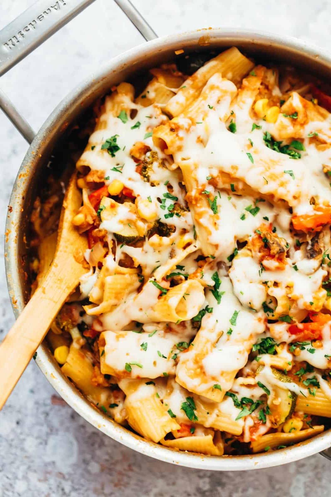Pasta con Verdure Tutto in una Pentola – Pronto in 20 Minuti! 2 Pasta vegetariana in pentola unica direttamente dalla stufa