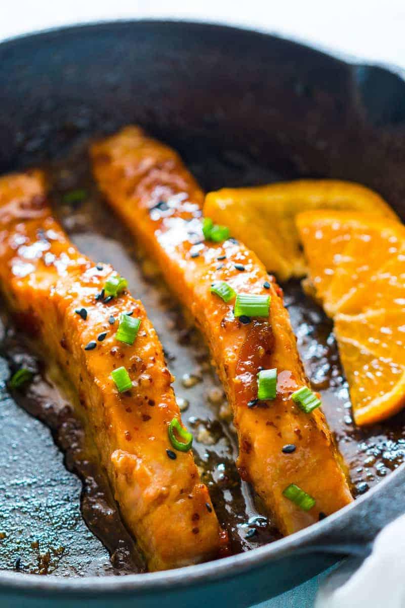 Salmone scottato in padella con arancia e senape - una cena facile, sana, pronta in 15 minuti con una marinata appiccicosa. Ingredienti puliti, servire con pasta, riso di cavolfiore o asparagi.