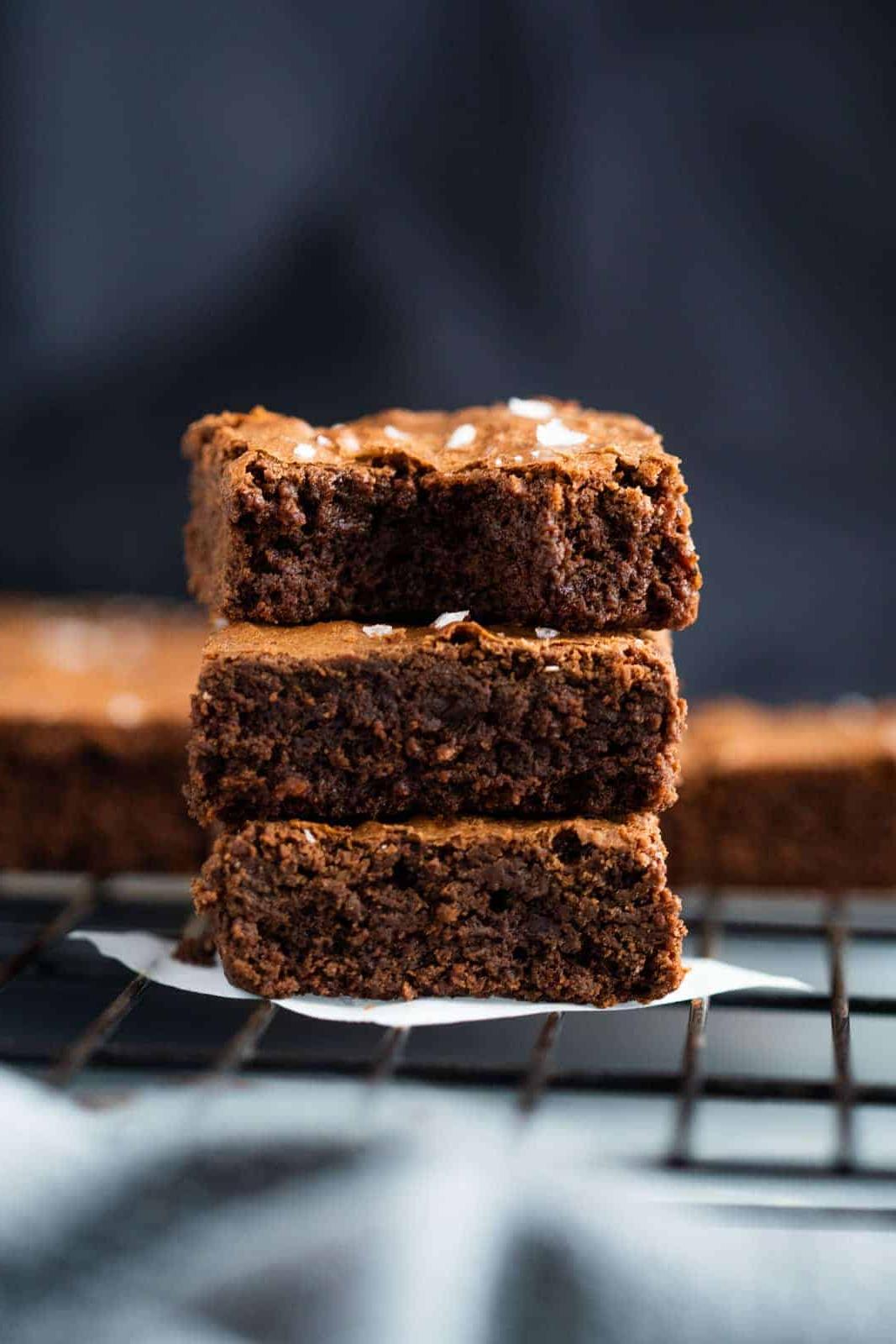 Brownies di Farina di Ceci (Facili, Senza Glutine, Scioglievoli) 2 Brownies di farina di ceci impilati uno sull'altro