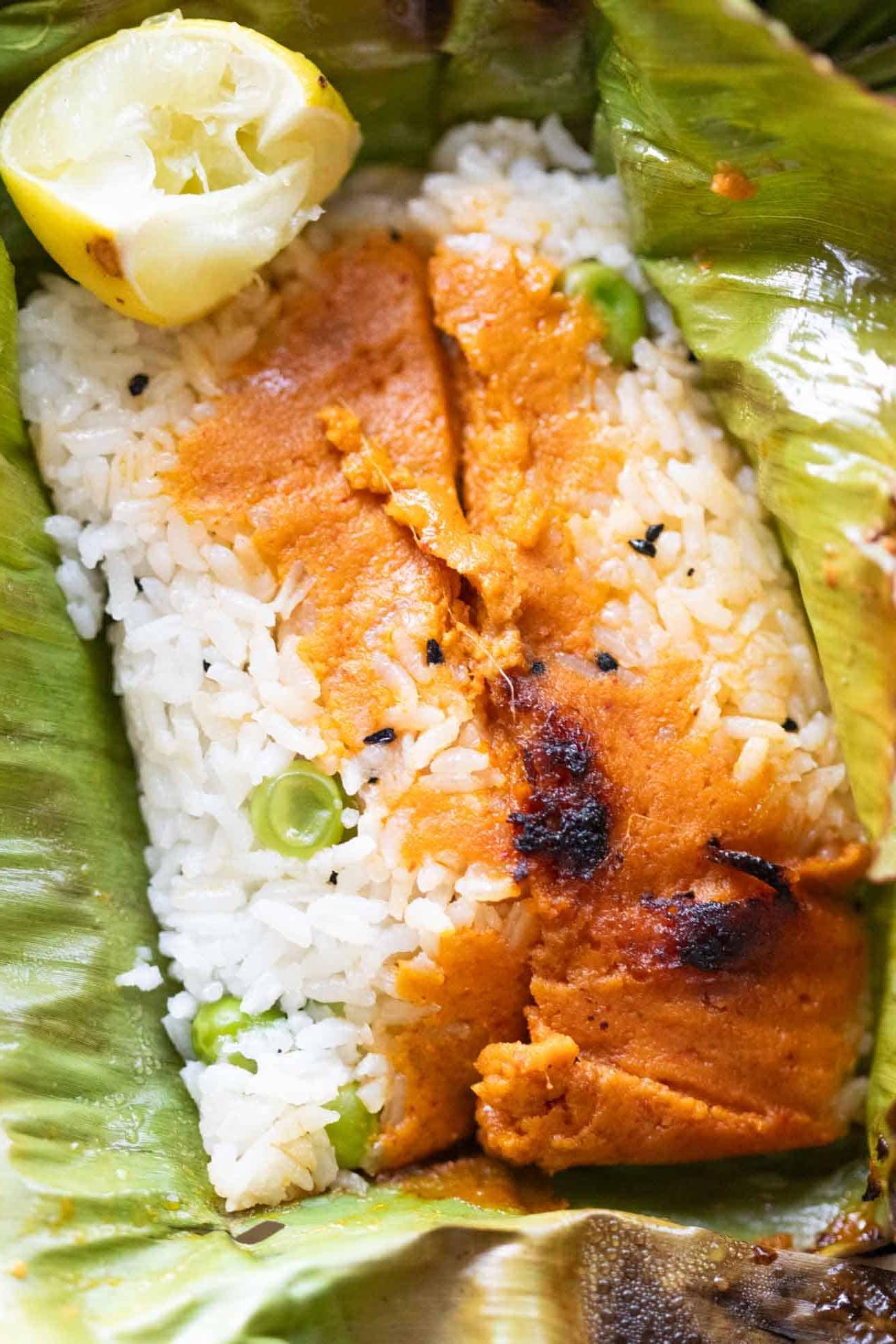 Patra Riso | Riso Paturi 2 Patra Rice, riso speziato avvolto in foglia di banana, pronto per essere servito.