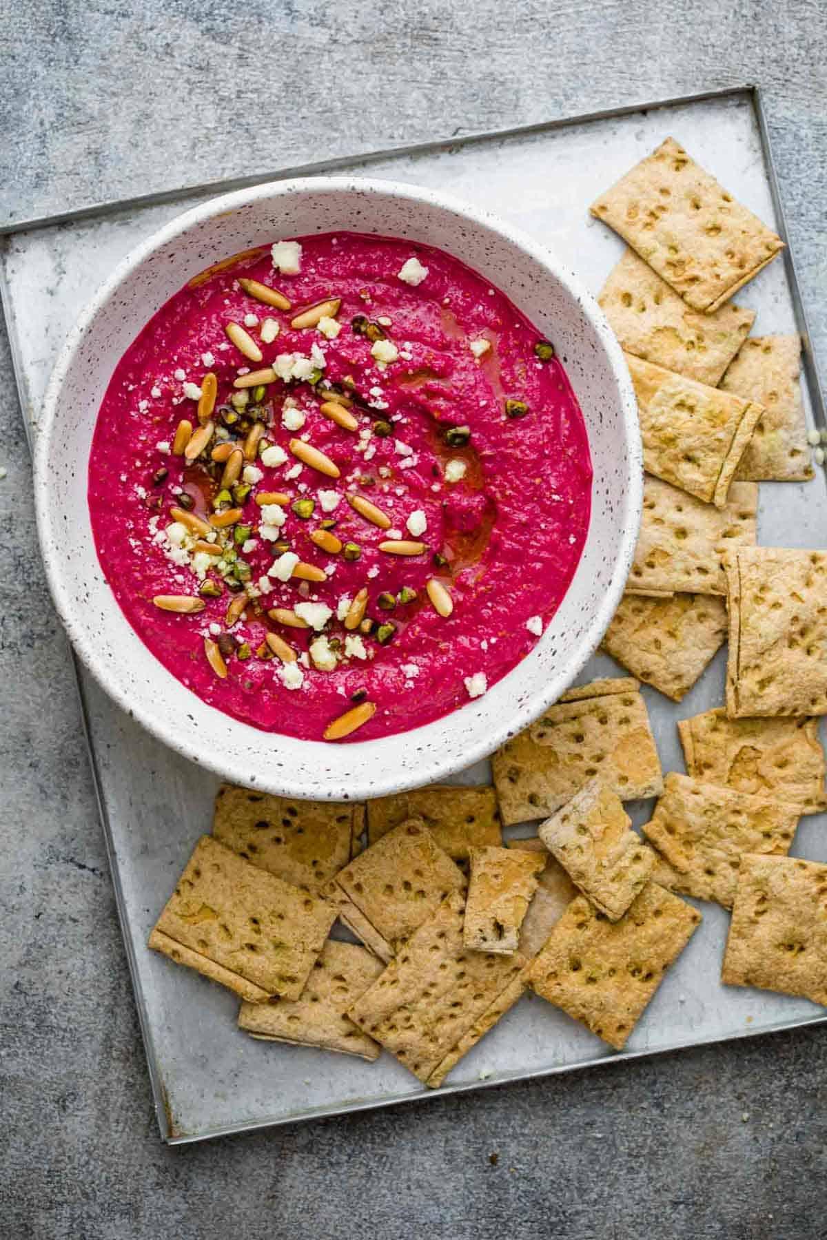 Salsa di Barbabietola Egiziana | Sana e Facile! 2 Dip di Barbabietola Egiziana servito su un vassoio con cracker