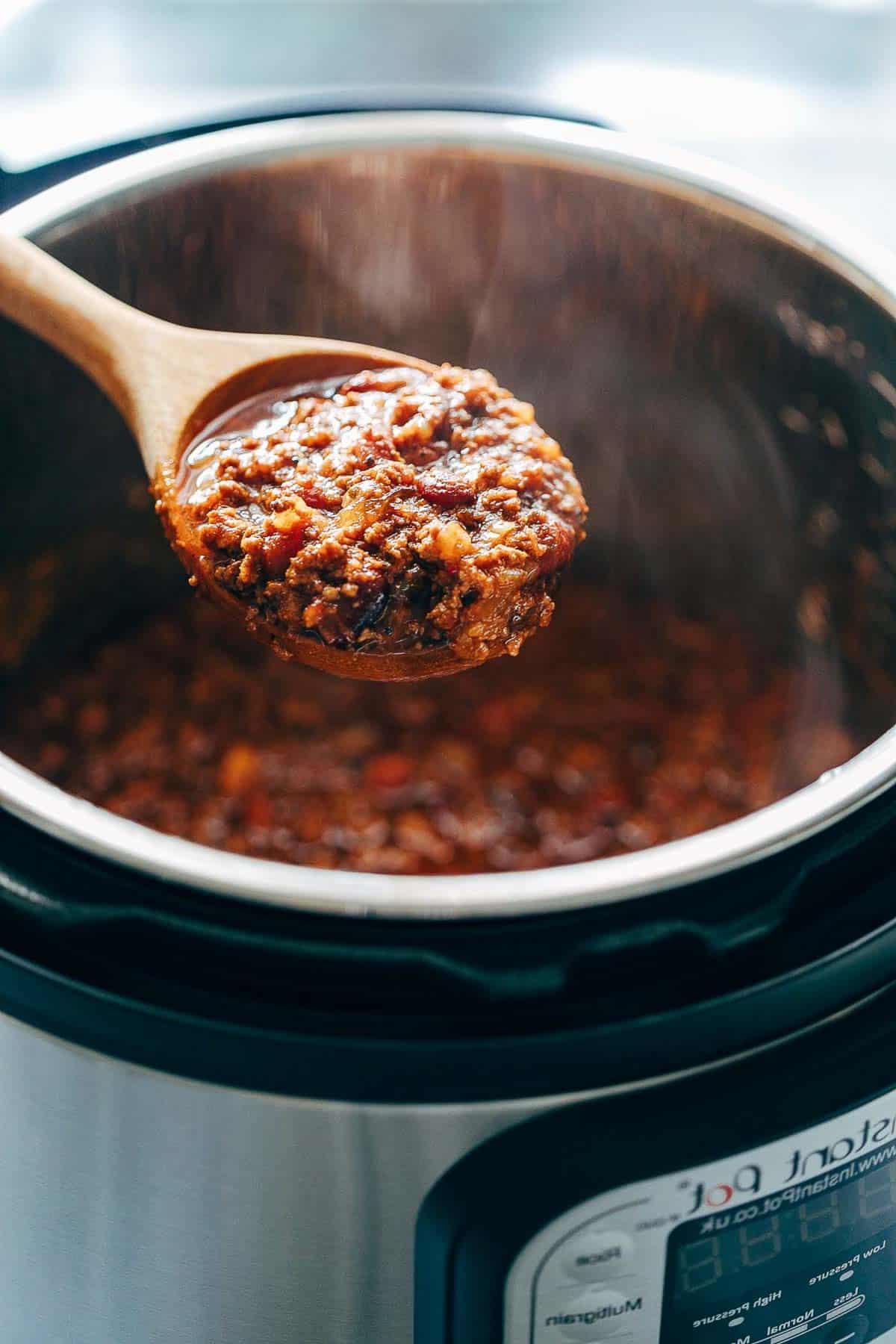 Chili Chipotle Instant Pot (Ricetta per Pentola a Pressione) 3 La ricetta del Chili con Chipotle in Instant Pot è il modo più facile e veloce per fare il chili a casa. È piccante, fatto in casa, un comfort food che scalda e rende la cena in famiglia un'ottima soluzione in pentola unica. Gli avanzi sono ancora più buoni il giorno dopo!