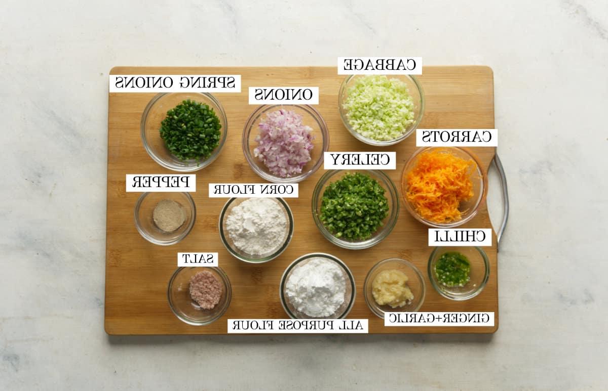 Manchurian Vegetariano | Come preparare il Manchurian 3 Tutti gli ingredienti necessari per le polpette di verdure, fotografati su un tagliere di legno con testo identificativo