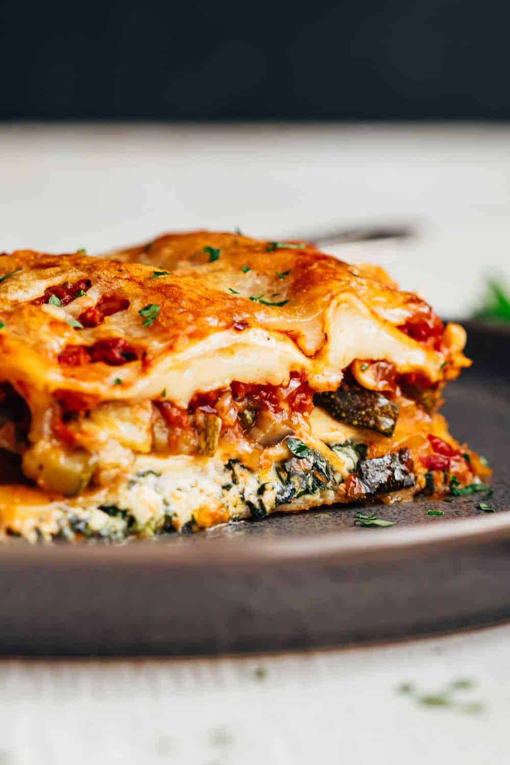 Lasagna Vegetariana Semplice con Istruzioni Passo Passo 3 Primo piano degli strati di lasagna vegetariana