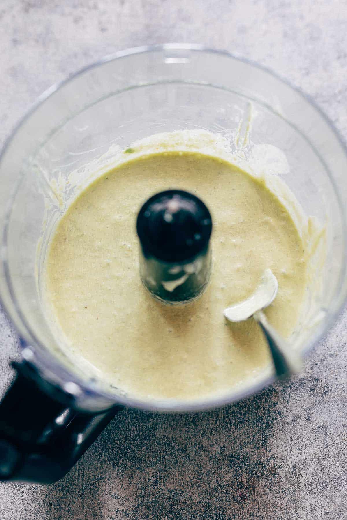 Il cuore cremoso e saporito della nostra Insalata Cobb: una salsa di avocado e formaggio blu, realizzata con yogurt greco per renderla più leggera e salutare. Questa salsa avvolgente è l'ingrediente chiave che esalta ogni sapore e trasforma un'insalata in un pasto gourmet. #salsa #dressing #avocado #formaggioblu #ricetta #yogurtgreco Salsa cremosa al formaggio blu e avocado, preparata con yogurt greco, frullata fino a ottenere una consistenza liscia e vellutata, pronta per condire l'insalata Cobb.